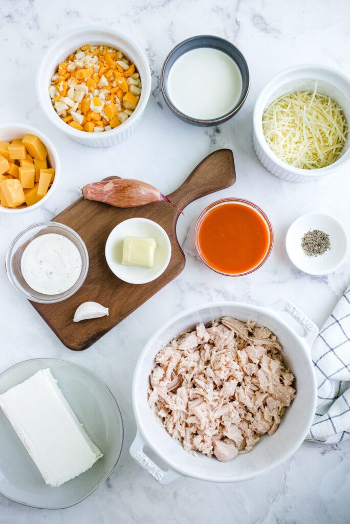 Ingredients to make keto friendly buffalo chicken dip